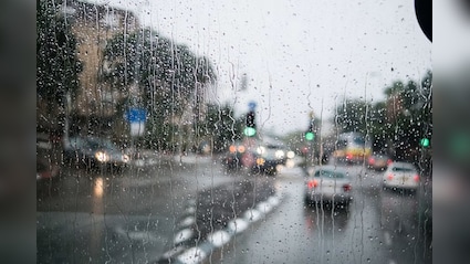 Delhi-NCR में बारिश और तेज हवाओं के बीच ड्राइविंग कर रहे हैं? इन बातों का रखें खास ध्यान