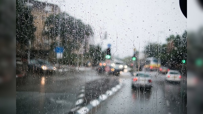 Delhi-NCR में बारिश और तेज हवाओं के बीच ड्राइविंग कर रहे हैं? इन बातों का रखें खास ध्यान