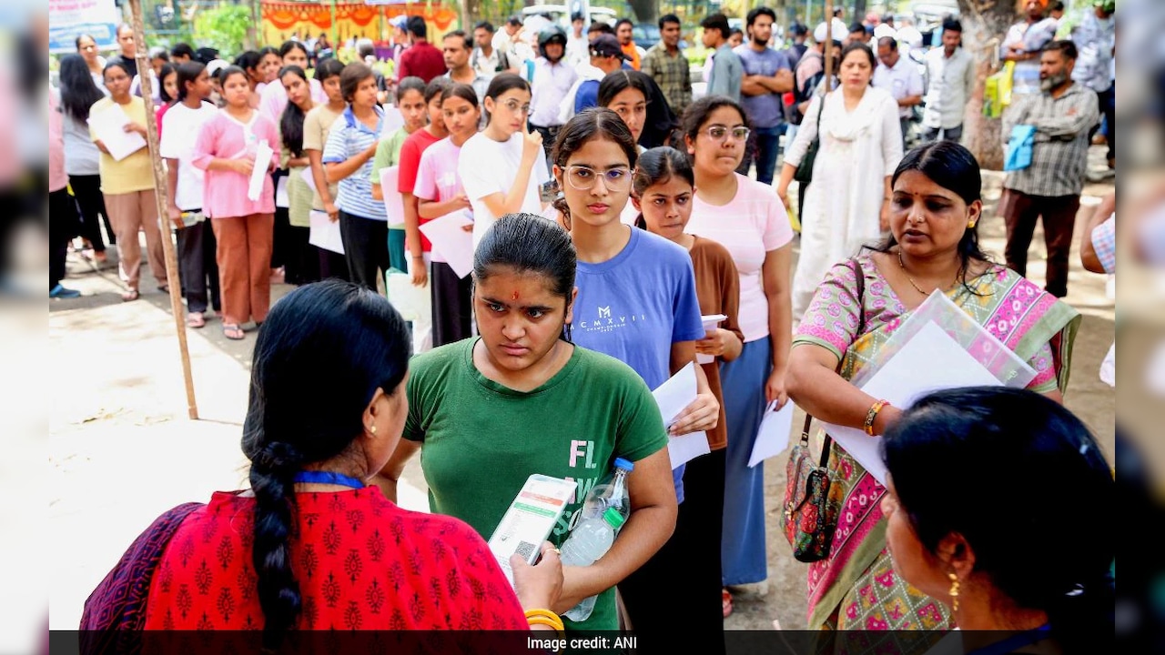 NEET 2026 Admit Card Live Update: नीट यूजी री-एग्जाम एडमिट कार्ड आज हो सकता है जारी, ये चीजें रखें रेडी