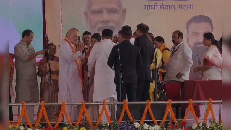 मंत्री पद की शपथ से पहले अमित शाह का पैर छूकर निशांत ने लिया आशीर्वाद, VIDEO