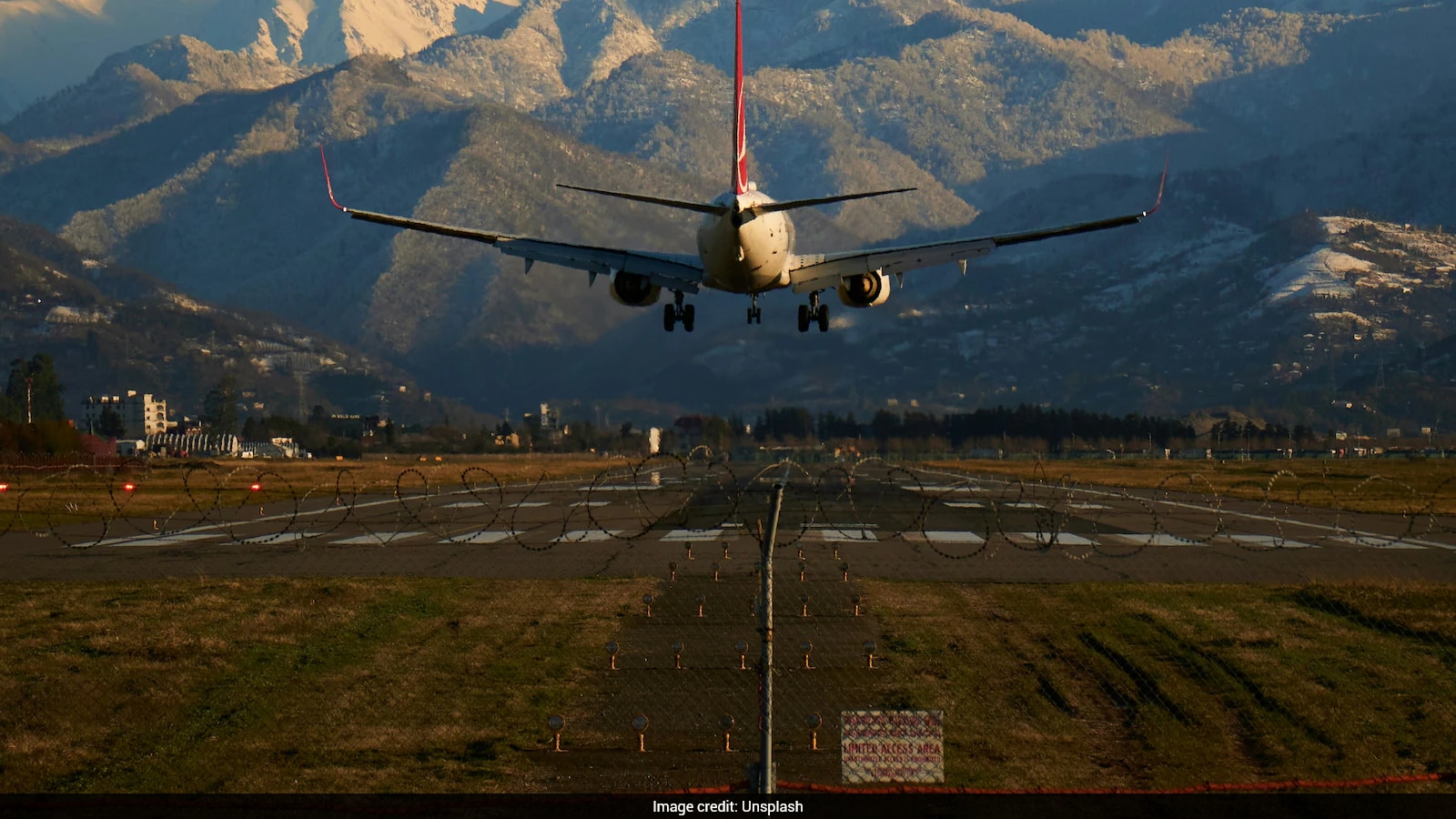 Avianca Flight Aborts Two Landings at Mountain Airport in Colombia Amid Difficult Weather