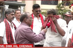 चेन्नई DMK हेडक्वार्टर में NDTV के कैमरे पर रोता दिखा स्टालिन समर्थक, उखड़ने लगे टेंट, VIDEO