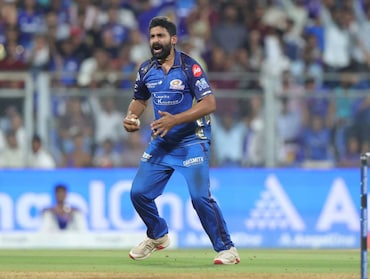 कोण आहे Raghu Sharma? 102 किलो वजन ते मुंबई इंडियन्सचा मॅच विनर; एका लेग स्पिनरच्या जिद्दीची फिल्मी कहाणी