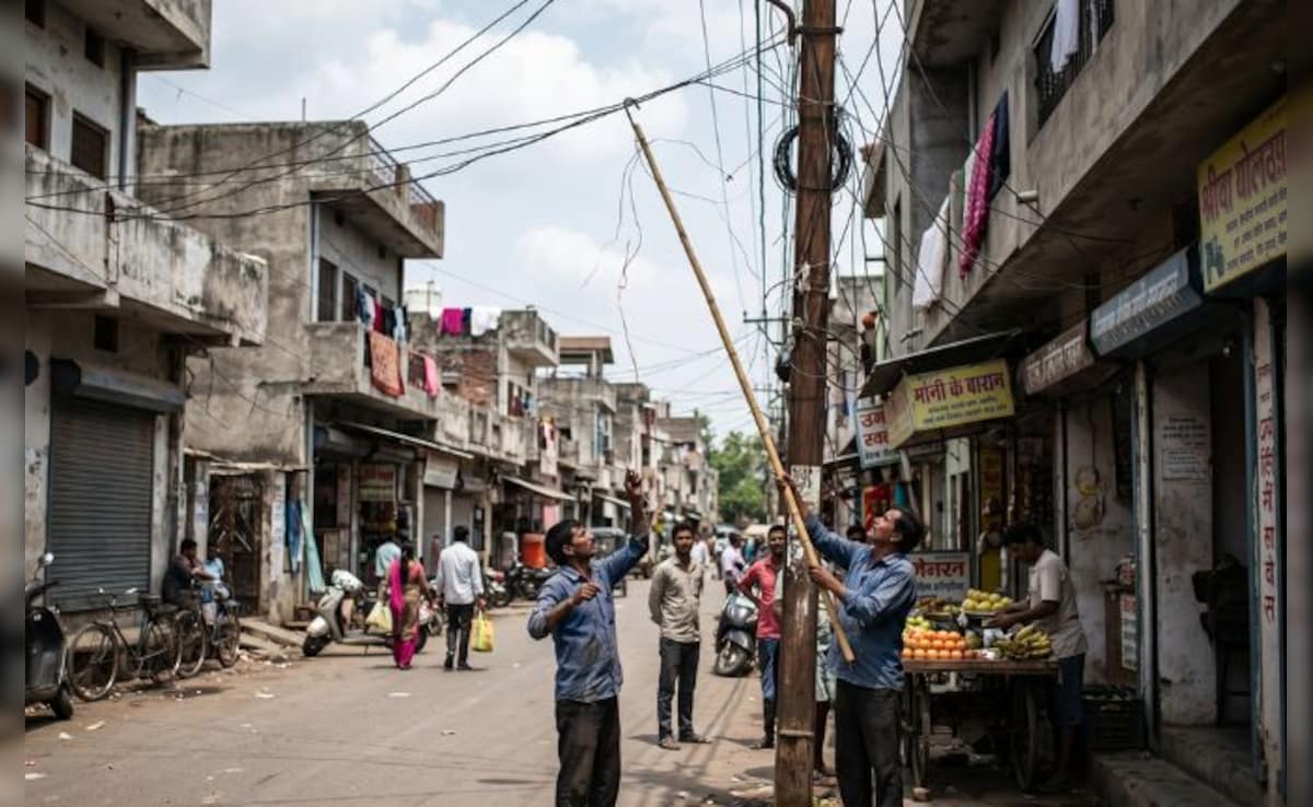 UP की गर्मी में 'कटियाबाज' बने मुसीबत, धड़ल्ले से चोरी कर रहे बिजली, ओवरलोड से ट्रांसफार्मर हो रहे ब्लास्ट