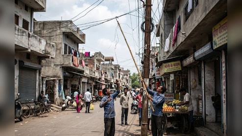 UP की गर्मी में 'कटियाबाज' बने मुसीबत, धड़ल्ले से चोरी कर रहे बिजली, ओवरलोड से ट्रांसफार्मर हो रहे ब्लास्ट