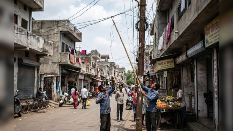 UP की गर्मी में 'कटियाबाज' बने मुसीबत, धड़ल्ले से चोरी कर रहे बिजली, ओवरलोड से ट्रांसफार्मर हो रहे ब्लास्ट