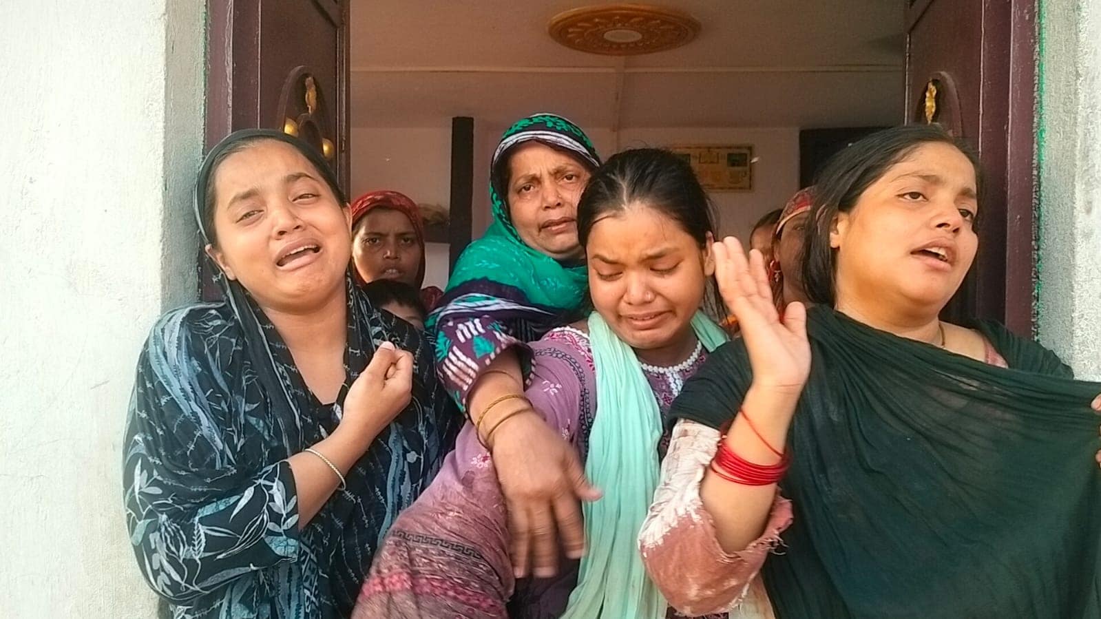 मामा-भांजे की हत्या से परिजनों का रो-रोककर बुरा हाल मामा-भांजे की हत्या से परिजनों का रो-रोककर बुरा हाल