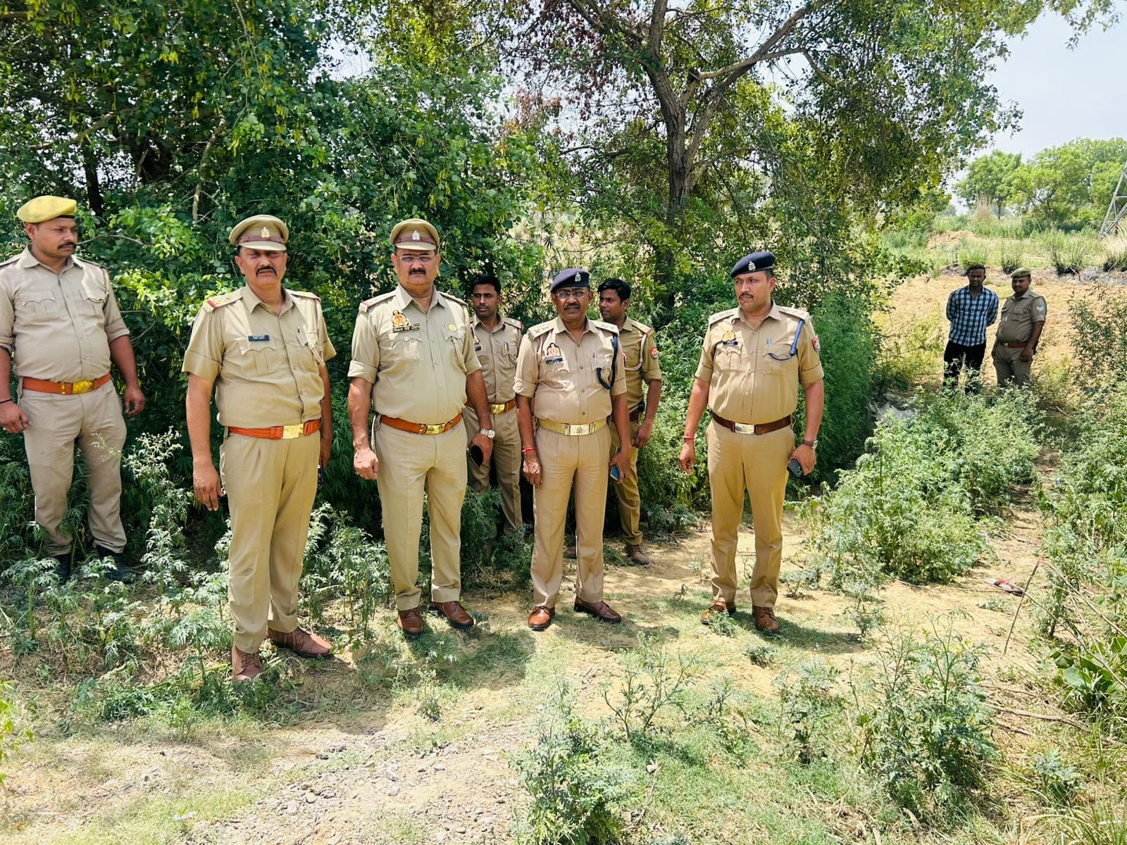 etawah bakewar police encounter two burglars arrested history sheeter chori khulasa