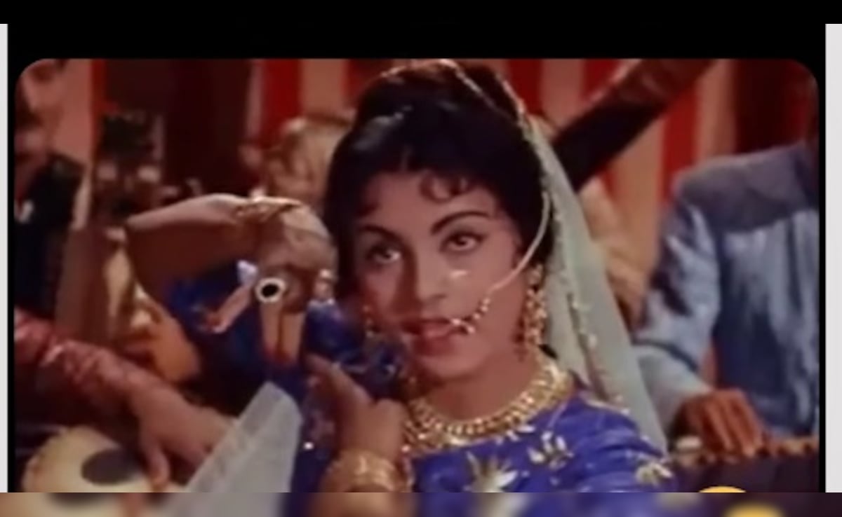 हीरो के पीछे नाचते कट गई जवानी, एक बैकग्राउंड डांसर की दर्द भरी कहानी — WellsTrack