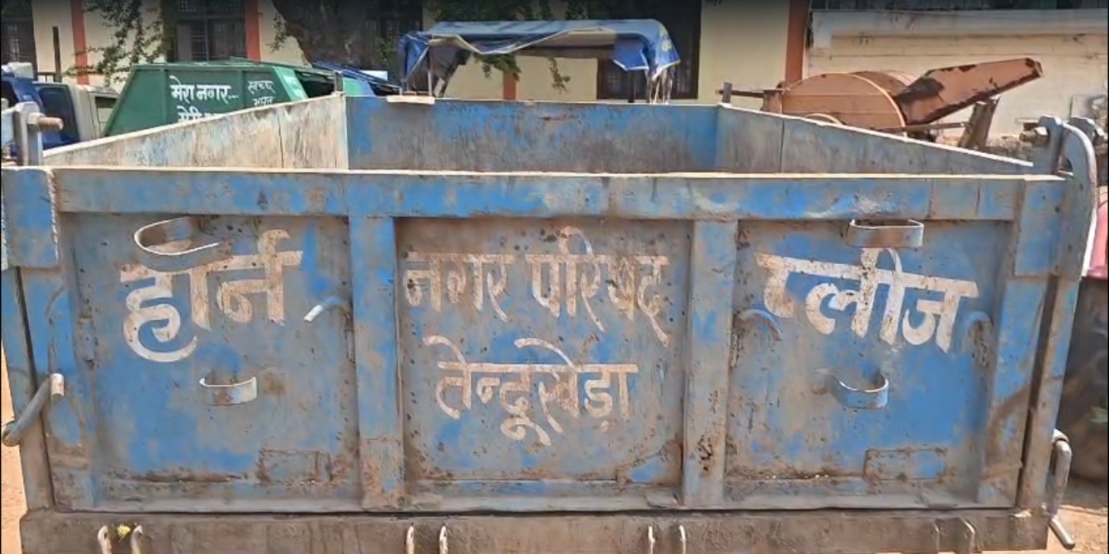 MP के दमोह में कचरा गाड़ी में ढोई गई इंसान की लाश, कूड़े के ढेर के पास ही कर दिया सुपुर्द-ए-खाक !