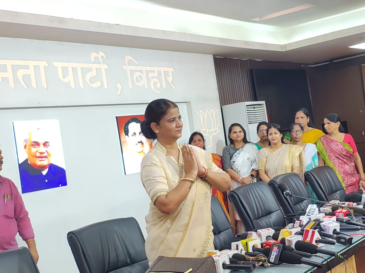 राजद छोड़ भाजपा ज्वाईन करते समय रितु जायसवाल.