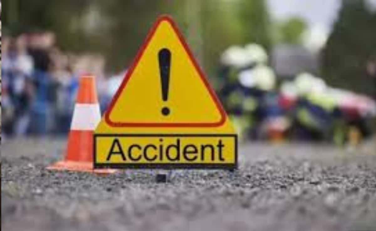 UP News: अंबेडकर नगर में घायलों को मदद करने पहुंचे लोगों को बेकाबू स्विफ्ट कार ने रौंदा, आठ की मौत