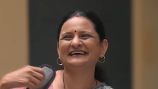 Gullak: कौन हैं गुल्लक में अन्नू की मम्मी का रोल करने वाली ये एक्ट्रेस, एक्टिंग में देती हैं पति को भी टक्कर