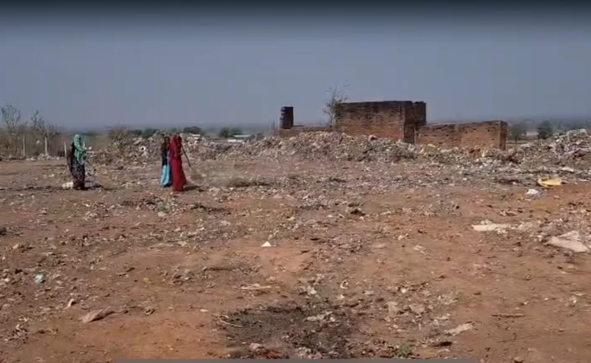 Damoh Garbage Trolley Dead Body; यही है वो डंपिग ग्राउंड जहां प्रशासन ने लावारिश शव को दफना दिया. Damoh Garbage Trolley Dead Body; यही है वो डंपिग ग्राउंड जहां प्रशासन ने लावारिश शव को दफना दिया.
