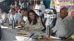 कलेक्&zwj;टर टीना डाबी ने गांव में लगाई रात्र&zwj;ि चौपाल, 4 घंटे में निपटा दीं 90 शिकायतें