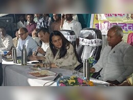 कलेक्&zwj;टर टीना डाबी ने गांव में लगाई रात्र&zwj;ि चौपाल, 4 घंटे में निपटा दीं 90 शिकायतें