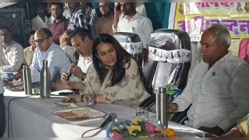 कलेक्&zwj;टर टीना डाबी ने गांव में लगाई रात्र&zwj;ि चौपाल, 4 घंटे में निपटा दीं 90 शिकायतें