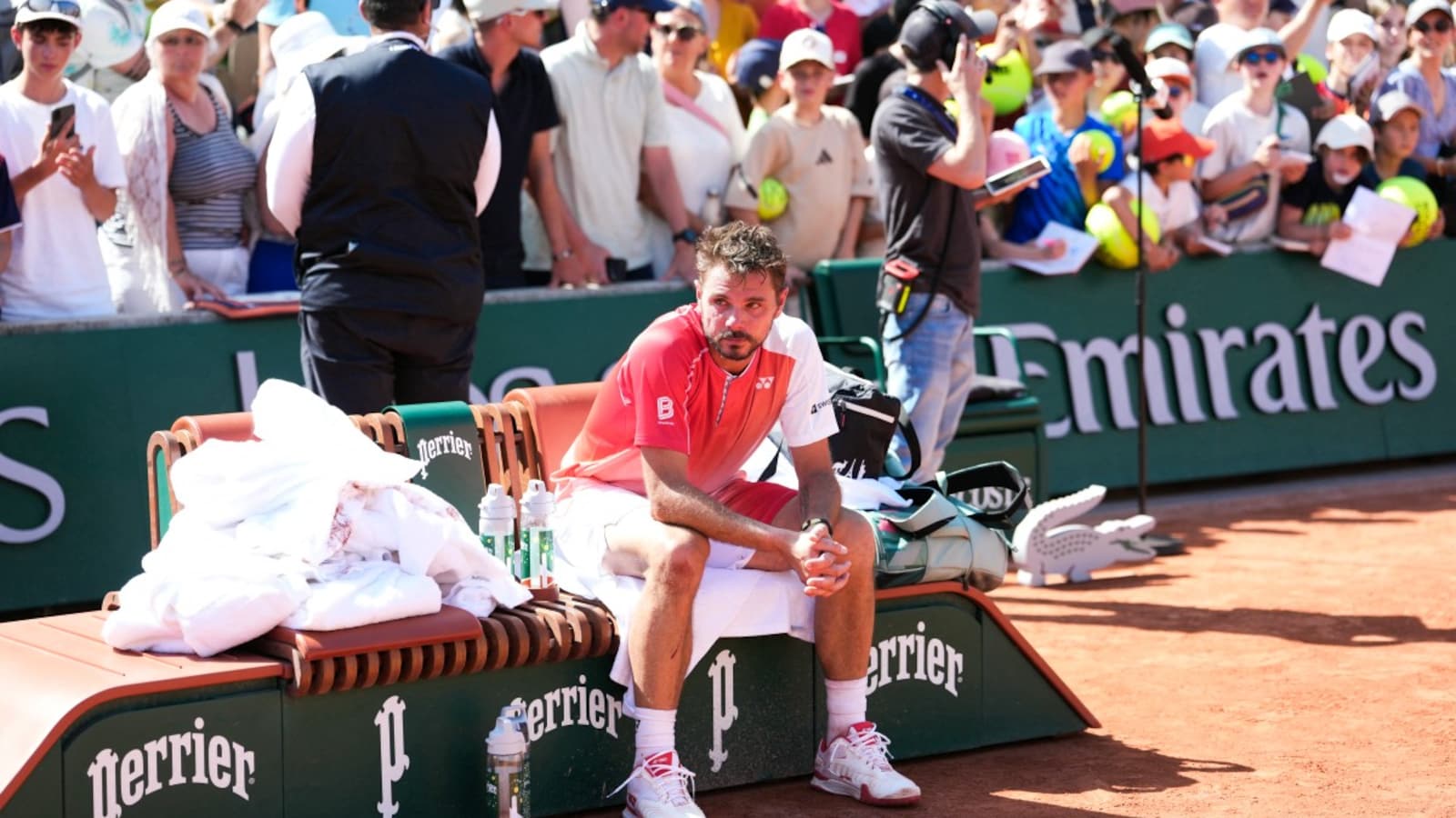 Stan Wawrinka Waves Emotional Goodbye To French Open After Losing In 1st Round