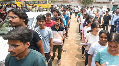 NEET Paper Leak : नीट पेपरफुटीत पुण्याचा 'गॉड' अटकेत! मनिषा हवालदारसोबत नेमकं कनेक्शन काय? वाचा सविस्तर