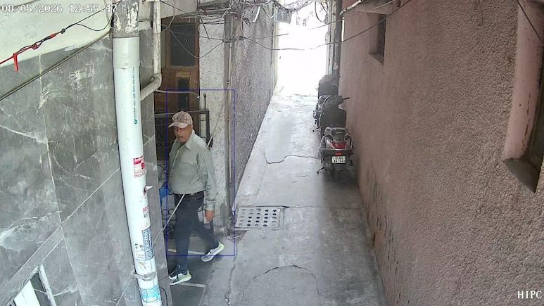 Video: Sickle In Bag, Man Tries To Rob Delhi Flats Posing As Technician