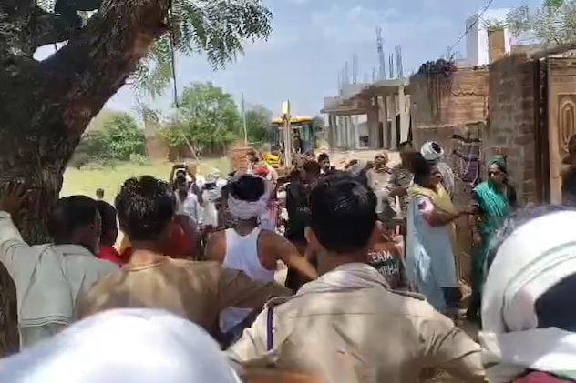 300 फीट रास्ते को लेकर बवाल; भिंड के डिडी गांव में पुलिस से झड़प व पथराव, महिला ने आत्मदाह का किया प्रयास