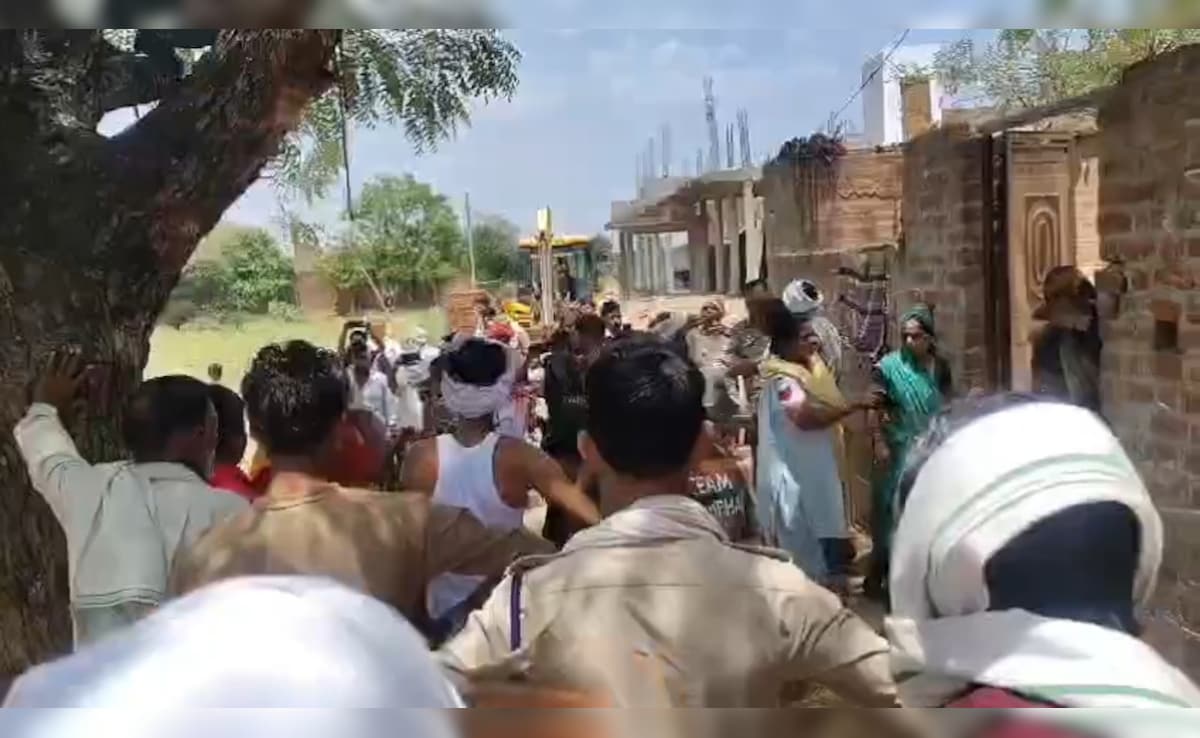 300 फीट रास्ते को लेकर बवाल; भिंड के डिडी गांव में पुलिस से झड़प व पथराव, महिला ने आत्मदाह का किया प्रयास