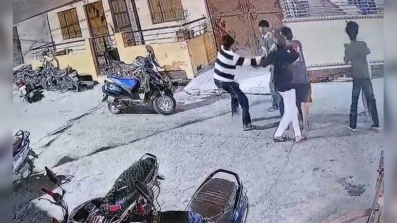 VIDEO: उज्जैन में मामूली विवाद पर युवक को चाकू घोंपकर मार डाला, CCTV में वारदात कैद, आरोपी फरार