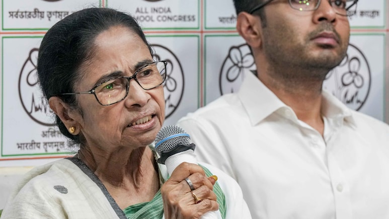 ममता बनर्जी के CM पद से इस्तीफा न देने की धमकी के बाद एक्&zwj;शन में चुनाव आयोग, जारी की अधिसूचना