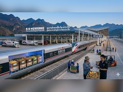 गेम चेंजर... चीन में कैसे एक ट्रेन की वजह से फलों की कीमत घट गई?