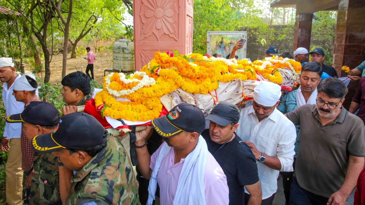 सेना के जवान भी ट्विशा कें अंतिम संस्कार में शामिल हुए. वर्दी में उन्होंने अर्थी को कंधा दिया, इस दौरान उनकी आंखें भी नम दिखीं.  