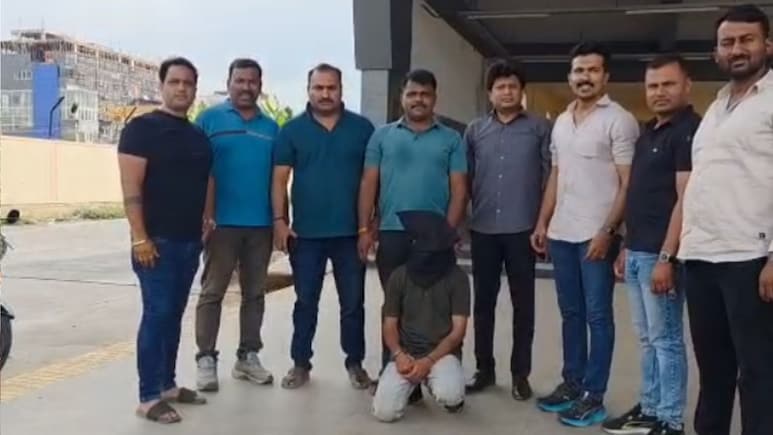&nbsp;"तू मेरी नहीं तो किसी की नहीं होने दूंगा"; पुणे में लिवइन से नाराज सनकी ने युवती और उसके दोस्त पर फेंका था एसिड