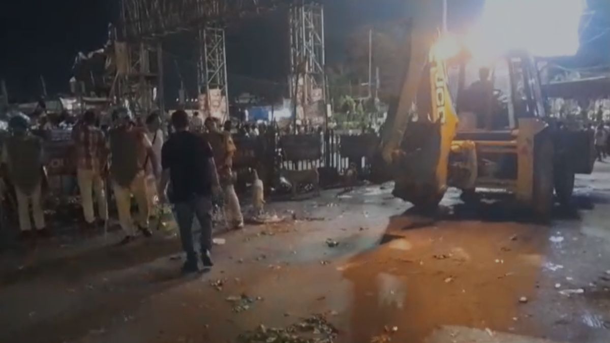हावड़ा रेलवे स्टेशन के बाहर गरजा शुभेंदु सरकार का बुलडोजर, एक झटके में ढह गईं कई अवैध दुकानें