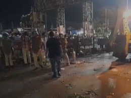 हावड़ा रेलवे स्टेशन के बाहर गरजा शुभेंदु सरकार का बुलडोजर, एक झटके में ढह गईं कई अवैध दुकानें