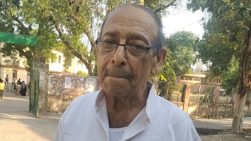 Oldest NEET Aspirant: 71 साल की उम्र में NEET एग्जाम... मां का सपना पूरा करने UP के अशोक बहार ने अब तक नहीं मानी हार