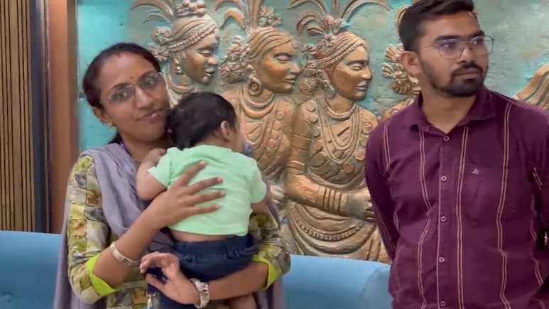 छत्तीसगढ़ के बच्चे को दुबई के NRI कपल ने किया अडॉप्ट, निखिल-स्नेहा का इंतजार हुआ खत्&zwj;म