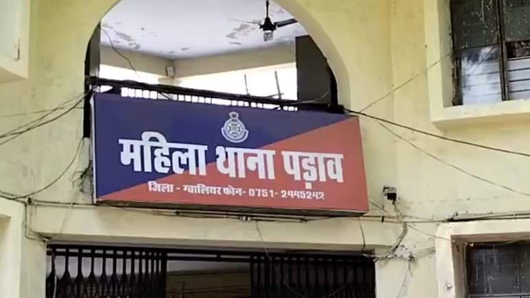 इश्क, धोखा और ब्लैकमेल: प्रेमी ने पहले उजाड़ा प्रेमिका का घर, उसके पत&zwj;ि को बता दी पूरी प्रेम कहानी