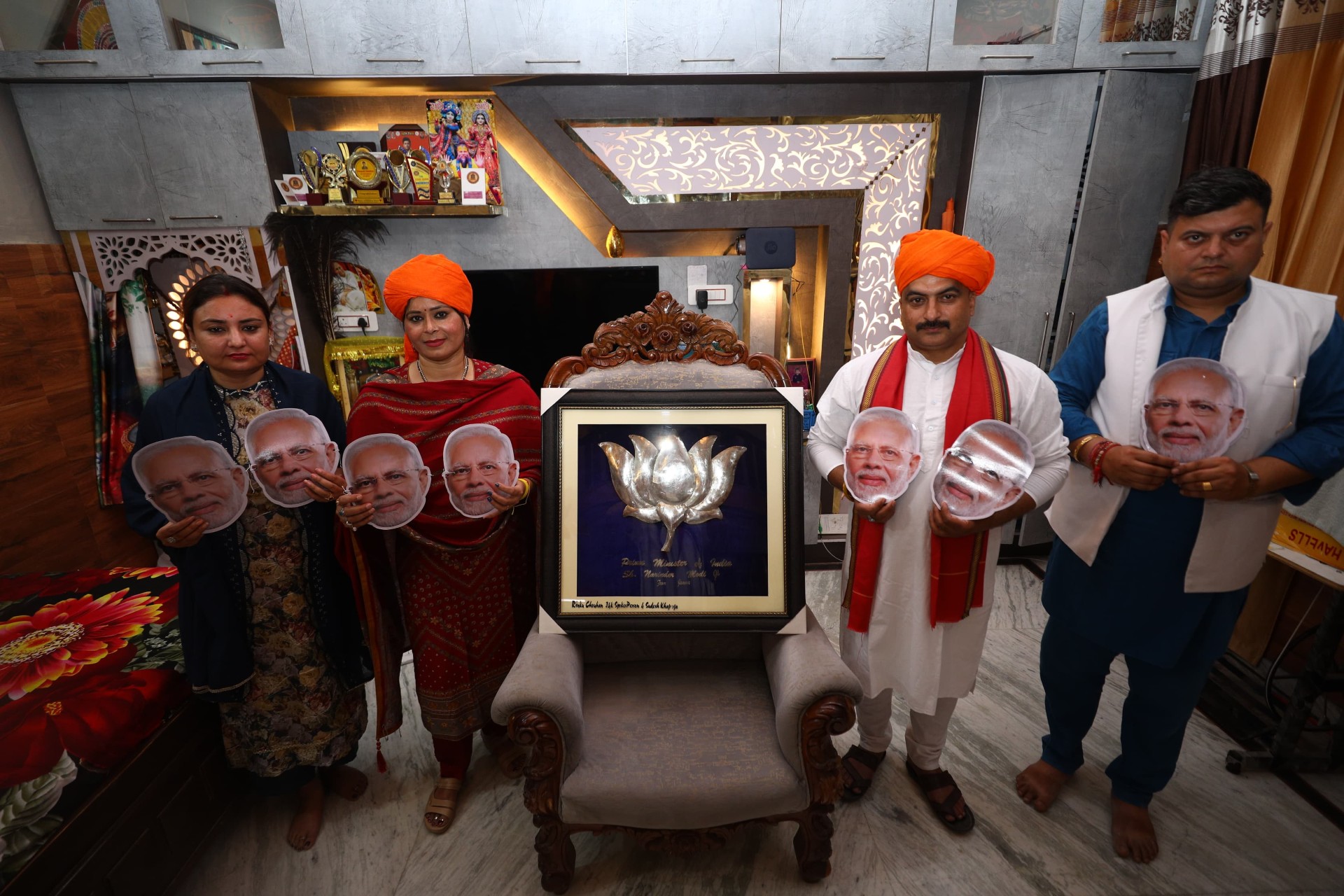3 किलो चांदी का कमल... बंगाल की जीत पर PM मोदी को बीजेपी कार्यकर्ता की खास गिफ्ट