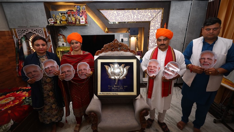 3 किलो चांदी का कमल... बंगाल की जीत पर PM मोदी को बीजेपी कार्यकर्ता की खास गिफ्ट