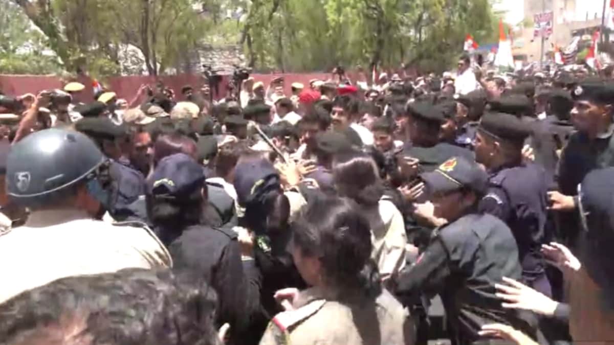पुलिस ने प्रदर्शनकारियों को बीजेपी मुख्यालय से पहले रोक दिया