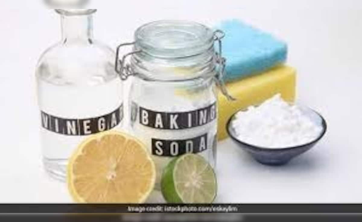 Cleaning Tips: विनेगर और बेकिंग सोडा चिकनाई दूर करने के लिए बेस्ट कॉम्बिनेश्स में से एक है.