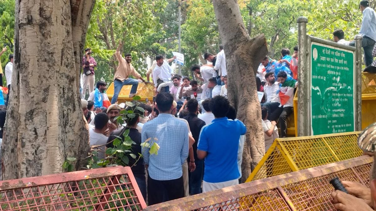 NSUI सरकार से मांग रही है जवाब 