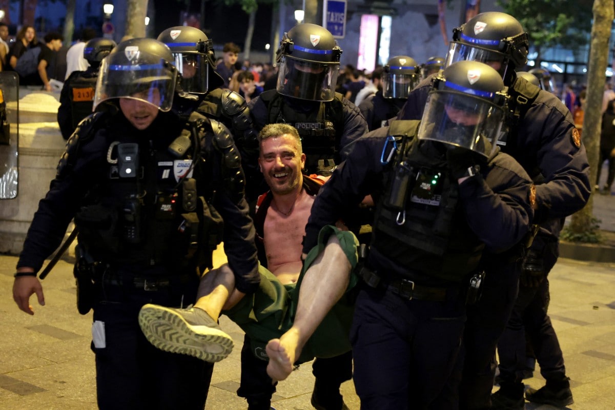 French Republican Security Corps (CRS - Compagnies Republicaines de Securite) Police officers detain a PSG supporter during celebrations following their teams win in the UEFA Champions League final between Paris Saint-Germain (PSG) and Arsenal FC played in Budapest, on the Champs-Elysees Avenue in Paris on may 30, 2026. French Republican Security Corps (CRS - Compagnies Republicaines de Securite) Police officers detain a PSG supporter during celebrations following their teams win in the UEFA Champions League final between Paris Saint-Germain (PSG) and Arsenal FC played in Budapest, on the Champs-Elysees Avenue in Paris on may 30, 2026.