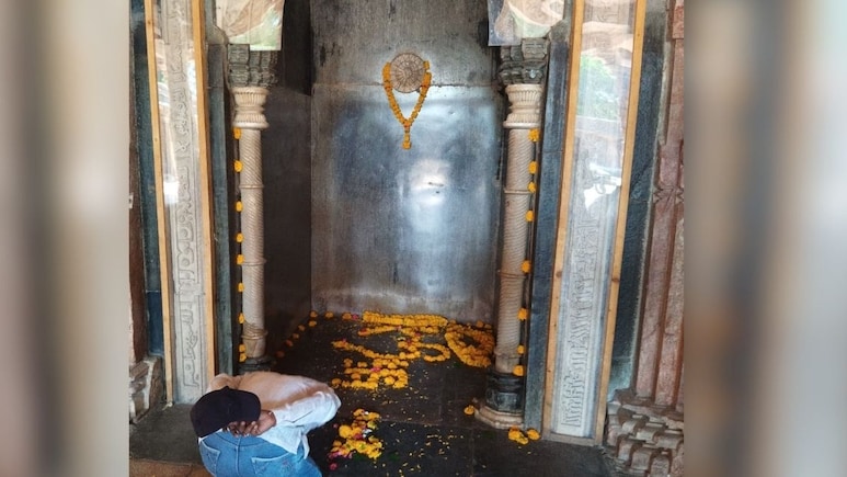 भोजशाला में सूर्योदय होते ही उमड़ा आस्था का सैलाब, वाग्देवी मंदिर में पूजा-अर्चना करने पहुंच रहे श्रद्धालु