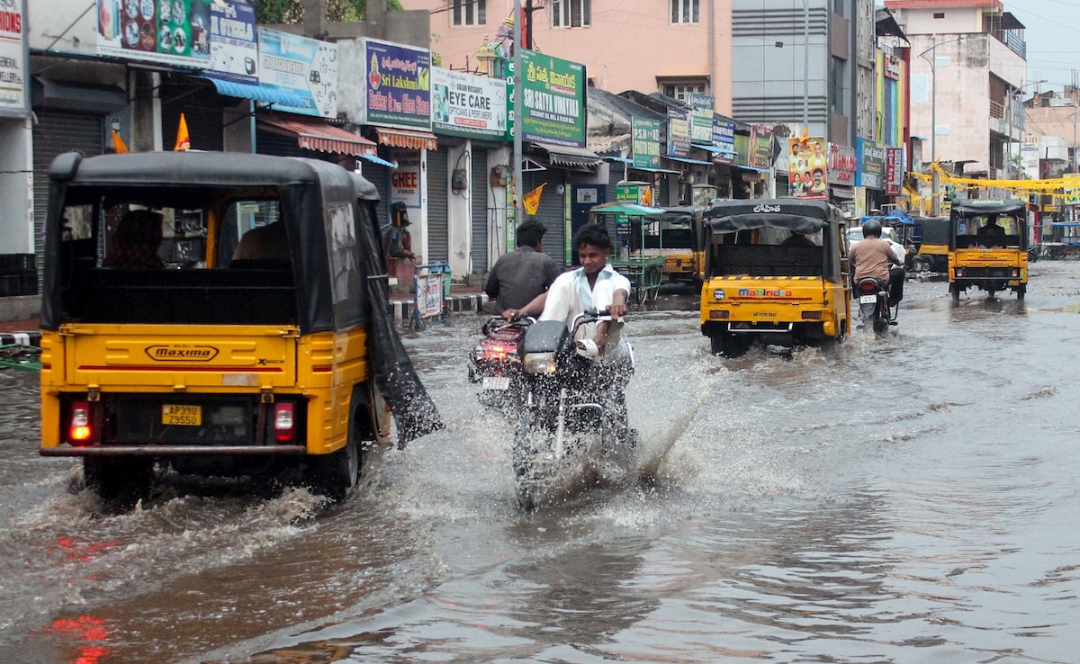 Weather Updates LIVE: 3 दिन आंधी-बारिश और ओले गिरेंगे, यूपी-दिल्ली से पंजाब-हरियाणा तक बिगड़ा मौसम, पहाड़ों पर भी बारिश
