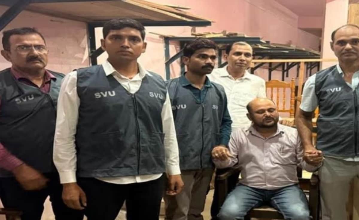 ब‍िहार: वैशाली में व‍िज‍िलेंस की टीम का एक्‍शन, 50 हजार घूस लेते सरकारी अमीन रंगे हाथों ग‍िरफ्तार