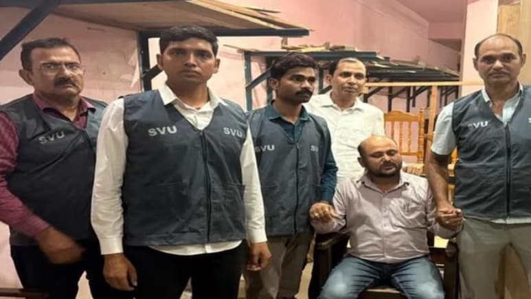 ब&zwj;िहार: वैशाली में व&zwj;िज&zwj;िलेंस की टीम का एक्&zwj;शन, 50 हजार घूस लेते सरकारी अमीन रंगे हाथों ग&zwj;िरफ्तार