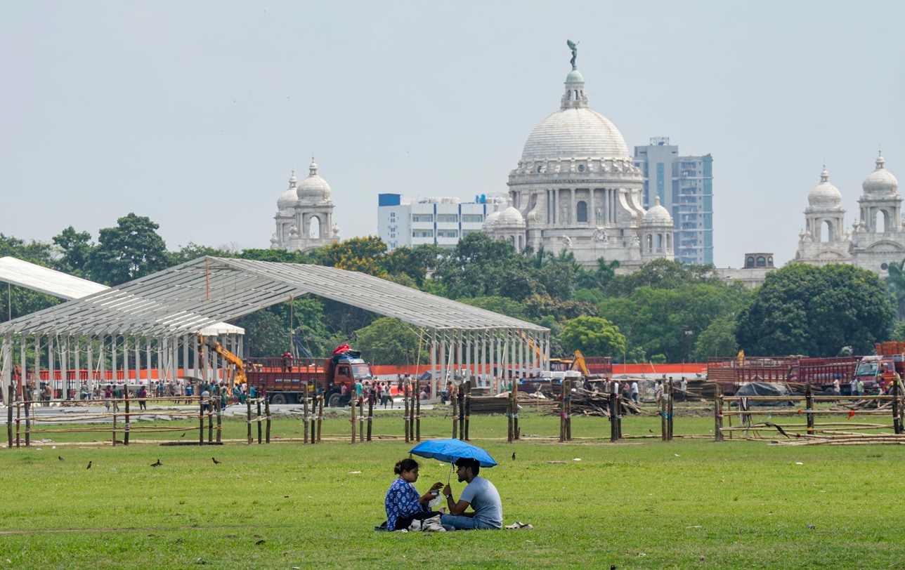 ब्रिगेड परेड ग्राउंड में शपथ ग्रहण समारोह की तैयारियां चल रही हैं.