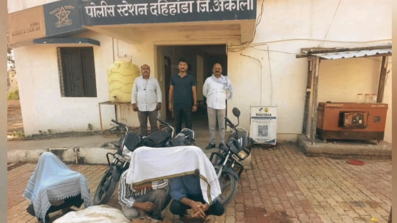 Akola News : पहाटेच्या अंधारात बाईकस्वारांचं भयंकर कृत्य; रक्ताने माखलेलं गाठोडं पाहून पोलिसही हादरले