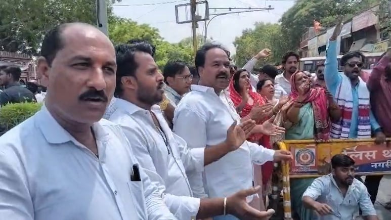 Indore Police vs BJP: बीजेपी नेता को थप्पड़ जड़ने पर बवाल, दो पुलिसकर्मी निलंबित, टीआई लाइन अटैच