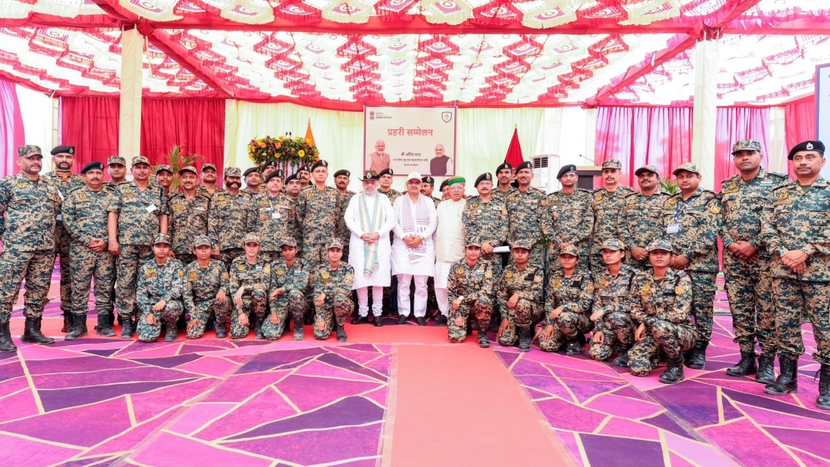 बीकानेर में बीएसएफ के जवानों के साथ गृह मंत्री अमित शाह और सीएम भजनलाल शर्मा बीकानेर में बीएसएफ के जवानों के साथ गृह मंत्री अमित शाह और सीएम भजनलाल शर्मा